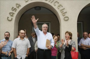 El alcalde de Baralla, Manuel González Capón, saluda a sus vecinos 