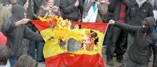 Separatistas catalanes queman una bandera de España