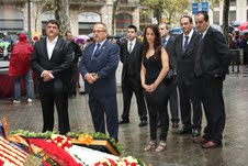 Bellalta, en el centro, durante la ofrenda floral de su partido a la estatua de Rafael de Casanova