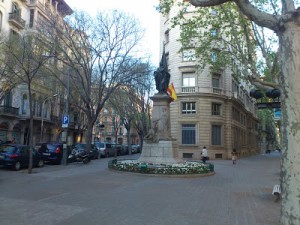 La estatua de Rafael Casanova, con la bandera de España