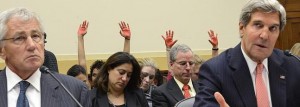Varios miembros de la asociación Code Pink han mostrado sus manos pintadas de rojo para manifestar su oposición a la intervención militar de EE UU.