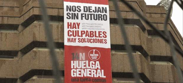 UGT descolgó una pancarta de 15x5 metros en la fachada de su sede situada en Avenida de América número 25, en Madrid, para animar a los ciudadanos a participar en la huelga general del 14 de noviembre.