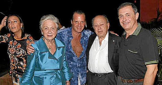 Jordi Pujol Ferrusola (a la derecha) junto a sus padres y uno de sus socios, en un hotel de Acapulco (México)