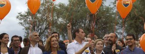 El presidente de Ciutadans, Albert Rivera (4d), asiste al acto organizado por esta formación con motivo de la Diada de Cataluña, en el que han soltado globos con un corazón con las banderas catalana, española y europea, esta mañana en el Paseo de la Barceloneta. 