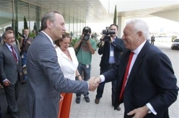Margallo (d) y Fabra se saludan.