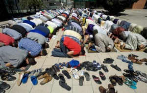 Musulmanes catalanes rezando en Mollet