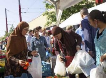 Un grupo de mujeres musulmanas recibe comida de Caritas