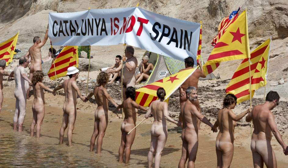 Un grupo de nudistas catalanes forma una cadena humana en favor de la independencia