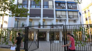 Bloque de pisos en Sevilla donde reside Fernández