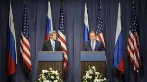 El secretario de Estado de Estados Unidos, John Kerry (i), y el ministro de Asuntos Exteriores ruso Sergei Lavrov (d), pronuncian unas palabras tras la reunión sobre el conflicto sirio que han mantenido en Ginebra.