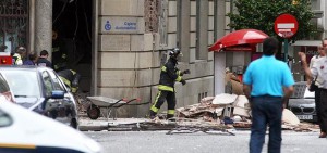Imagen de los destrozos provocados por el primer atentado de la banda terrorista Resistencia Galega contra una sucursal de CaixaGalicia en Santiago