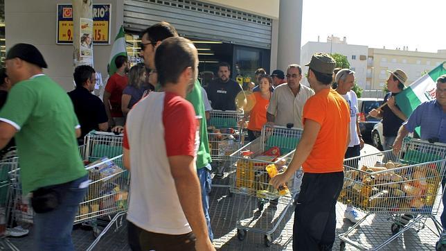 Militantes comunistas andaluces capitaneados por Sánchez Gordillo, tras asaltar un supermercado