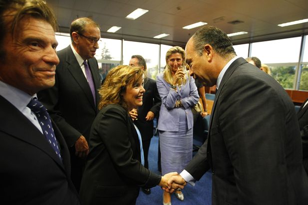 La vicepresidenta del Gobierno Soraya Sáenz de Santamaría saluda al líder de la comunidad judía en España, Isaac Querub
