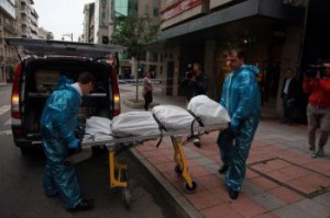 El cadáver del fallecido, en el momento del traslado.