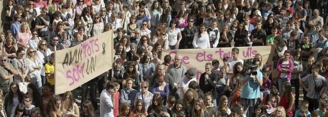 Cerca de 2.500 personas han participado en el minuto de silencio convocado por el Ayuntamiento de Tàrrega.