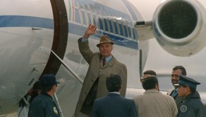 20 de noviembre de 1995. El excapitán de las SS, Erich Priebke, dice adiós mientras ingresa en el avión que lo llevará de Bariloche, Argentina, hacia Italia para enfrentarse a un juicio. 