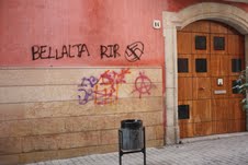 Imagen de la fachada del domicilio de Gerard Bellalta, con varias pintadas amenazantes 