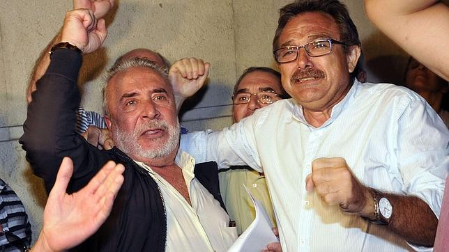 Roberto Carmona, a la izquierda, a la salida de los juzgados tras su declaración