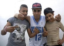 El rapero, Klay BBJ, en el centro, junto a dos amigos, poco después de ser liberado el pasado jueves. 