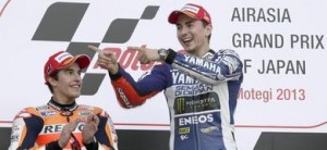 Lorenzo celebra su victoria ante Márquez.
