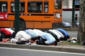 Musulmanes rezando en una calle de Milán
