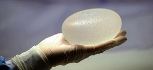 Un cirujano sostiene uno de los implantes PIP.