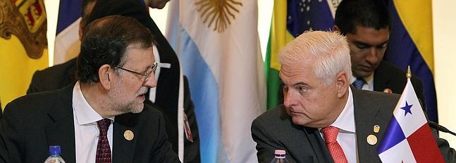 Mariano Rajoy habla con el presidente de Panamá, Ricardo Martinelli.