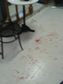 Otra instantánea del establecimiento donde se produjo la agresión y en la que puede verse restos de sangre en el suelo