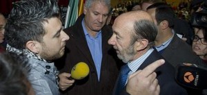 Un joven del grupo Stop Desahucios increpa a Rubalcaba.