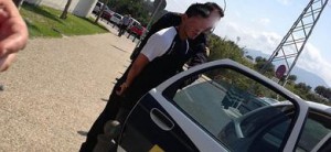 Un policía custodia al agresor tras la reconstrucción de los hechos en el hospital. 