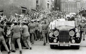 Franco, durante una de sus visitas a Barcelona, aclamado por la multitud.