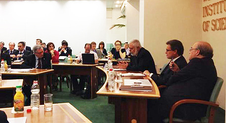 Una imagen de la firma del acuerdo. (Foto publicada en e-noticies)