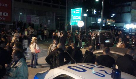 Muchos griegos se acercarona la zona del crimen para mostrar su repulsa por el atentado terrorista