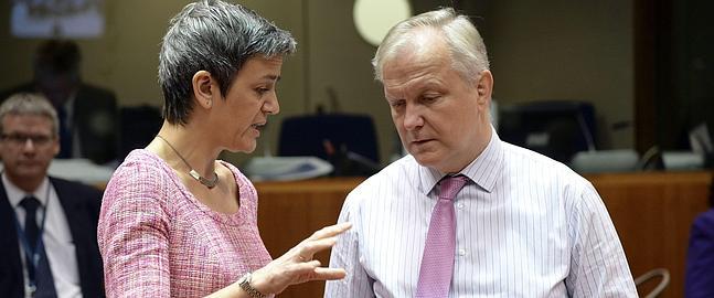 Olli Rehn junto a la responsable de Finanzas danesa en Bruselas.