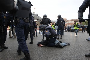 La Policía sólo podrá emplearse con firmeza contra la sociedad civil y no contra la casta corrupta
