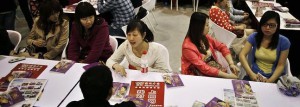 Varias jóvenes chinas esperan a sus posibles pretendientes durante la 'Convención del Amor' de 2013. 