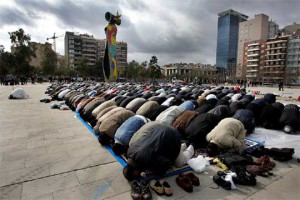 Rezo público de centenares de musulmanes en la plaza barcelonesa de Joan Miró.