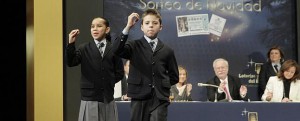 Los niños de San Ildefonso cantan el segundo premio.