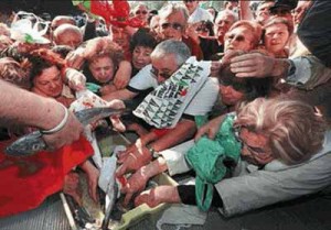Avalancha de españoles para recoger el pescado repartido gratuitamente durante la protesta del sector pesquero