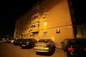 Bloque de viviendas de la calle Pesadora, de Alcalá de Guadaíra, donde residía la familia.