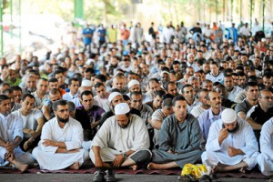 Musulmanes rezan al aire libre en Barcelona