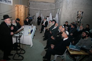 Dov Lior, a la izquierda, se dirige a un grupo de rabinos ultraortodoxos