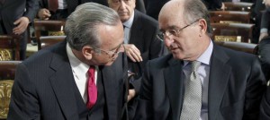 Antonio Brufau, presidente de Repsol (d) conversa con Isidre Fainé, presidente del Grupo La Caixa.