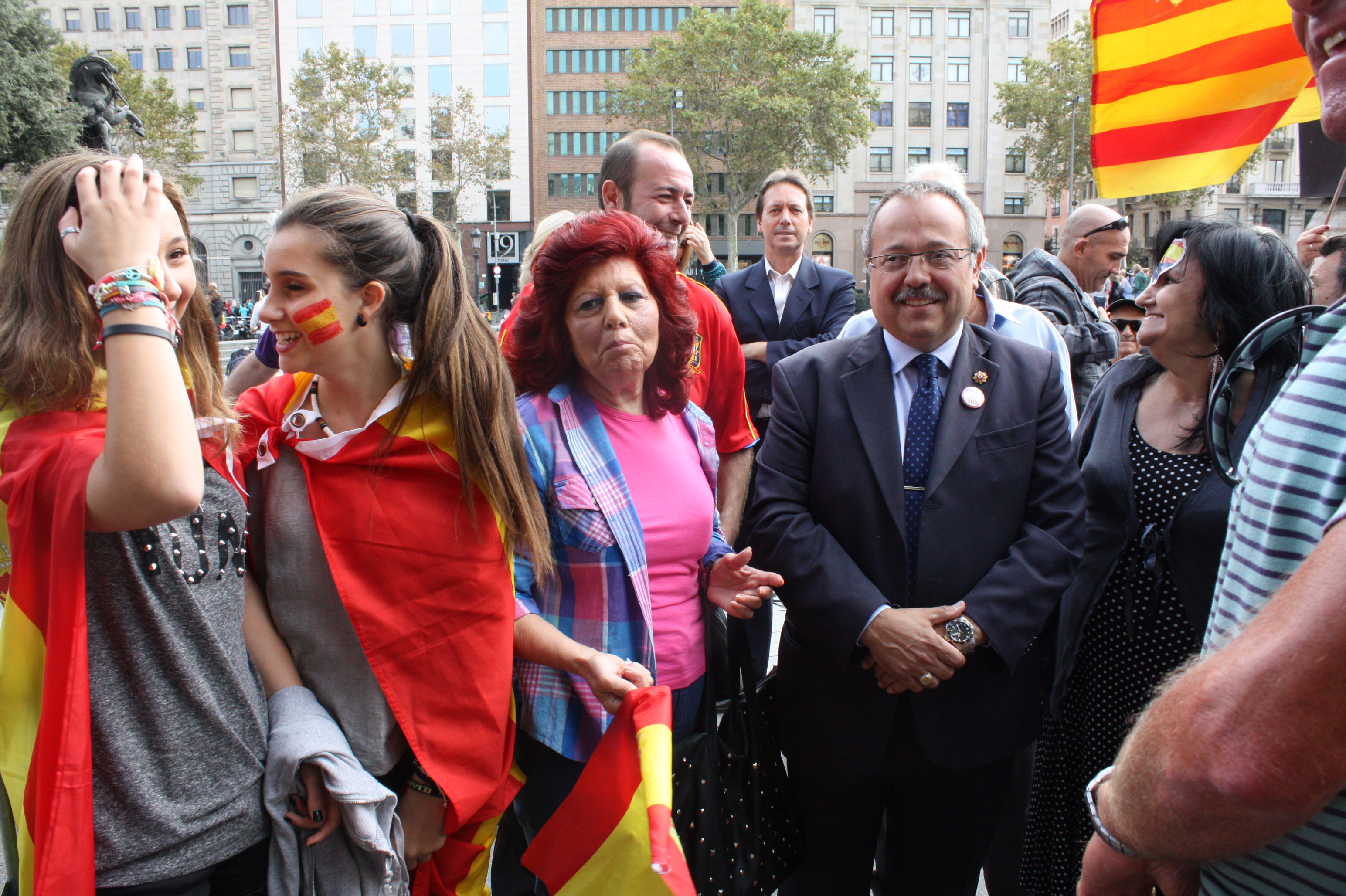 Gerard Bellalta, rodeado de patriotas catalanes, en la plaza de Cataluña