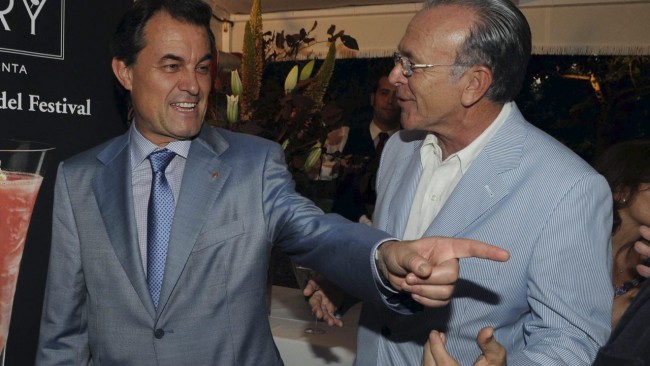 Artur Mas conversando con el presidente de La Caixa, Isidre Fainé