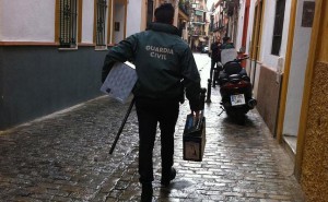 Un agente, en el registro.