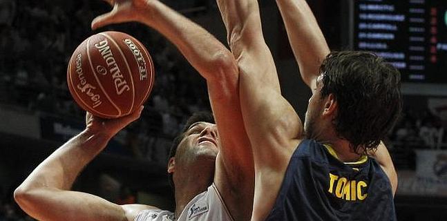 Reyes intenta anotar ante Tomic.