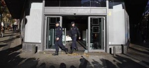 Dos policías salen de la sede del PP en Génova. 