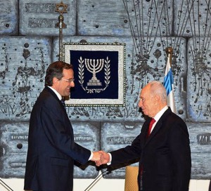 Siervo y amo: Antonis Samaras y Shimon Peres.