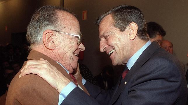 Dos viejos camaradas: Adolfo Suárez (d) abraza a Santiago Carrillo